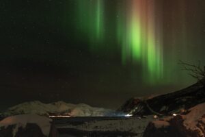 Noorderlicht in Grøtfjorden bij Tromsø in Noorwegen